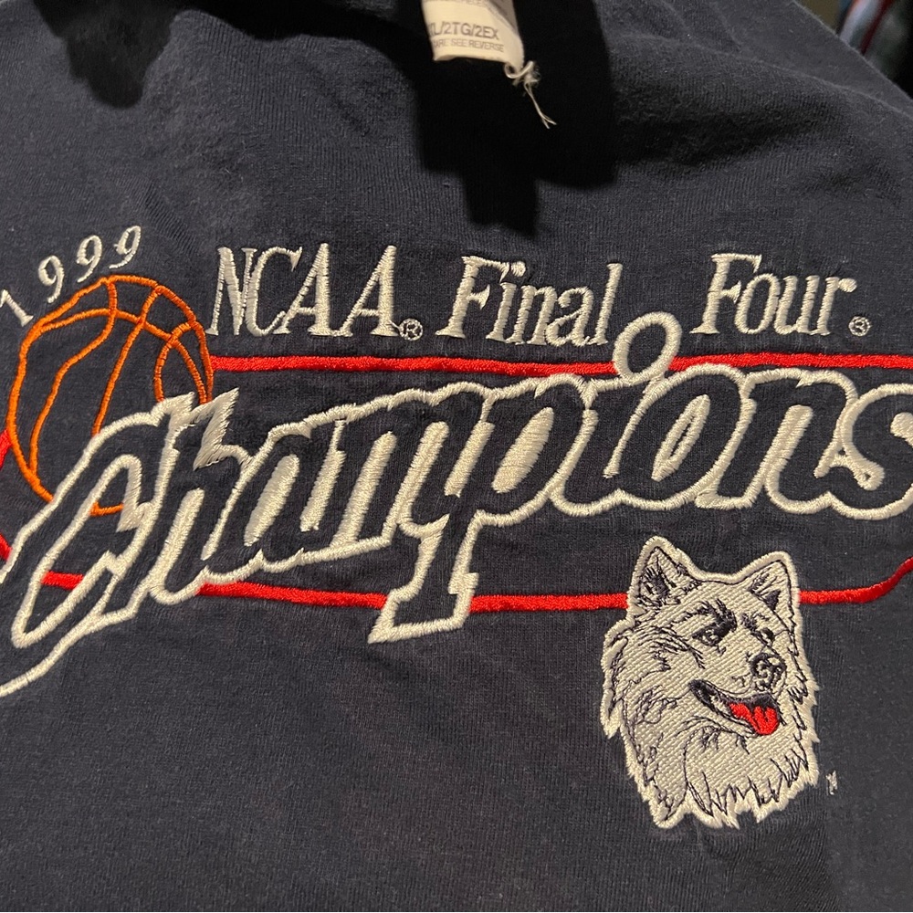 VINTAGE UCONN t shirt